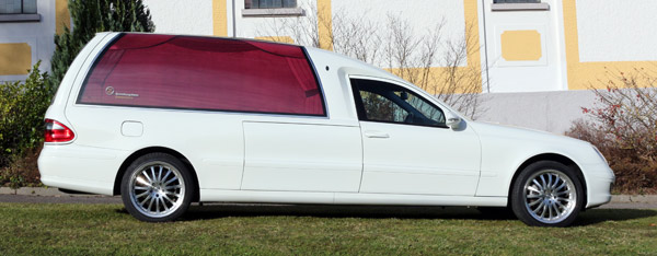 Unser weisses Bestattungsauto geschlossen
